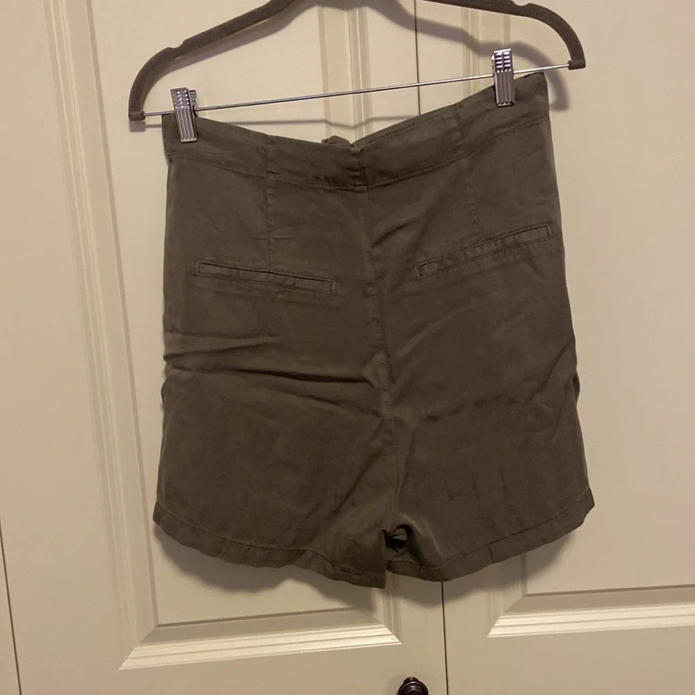 New with tags high waisted olive tie front shorts - Picture 2 of 4